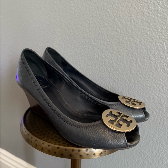 Tory Burch Navy Open Toe Wedges With Gold Emblem - Picture 9 of 13